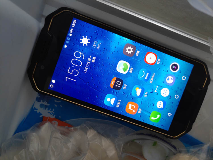 手机掉水里当场拿起来,手机掉入水中还可以正常使用