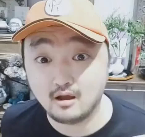 PDD在斗鱼主播直播间续费皇帝并刷50发超火助其成为斗鱼主机一哥