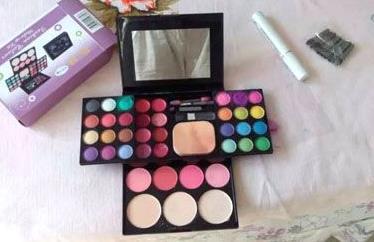 儿童脸上突然过敏红肿图片,五岁孩子脸皮肤红肿发痒