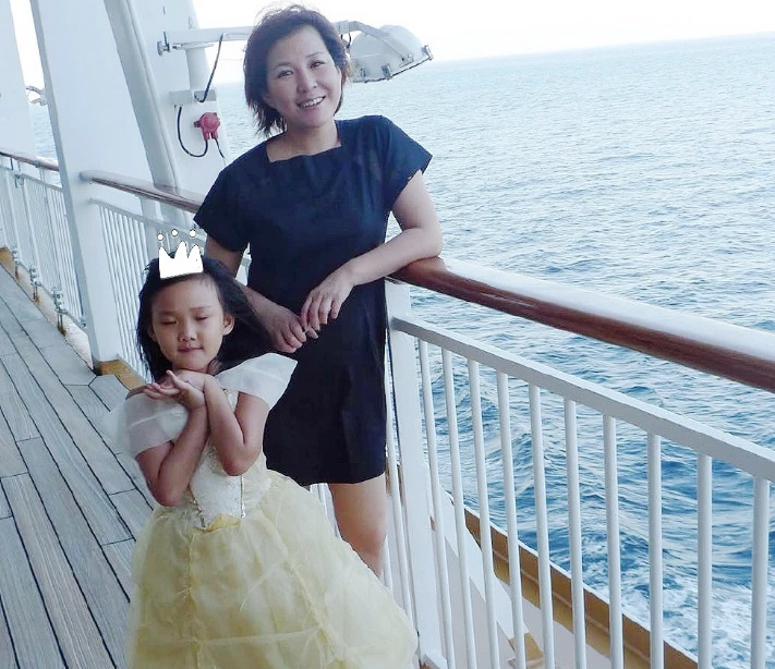 李静女儿罕见晒白裙美照,李静晒与16岁女儿合照