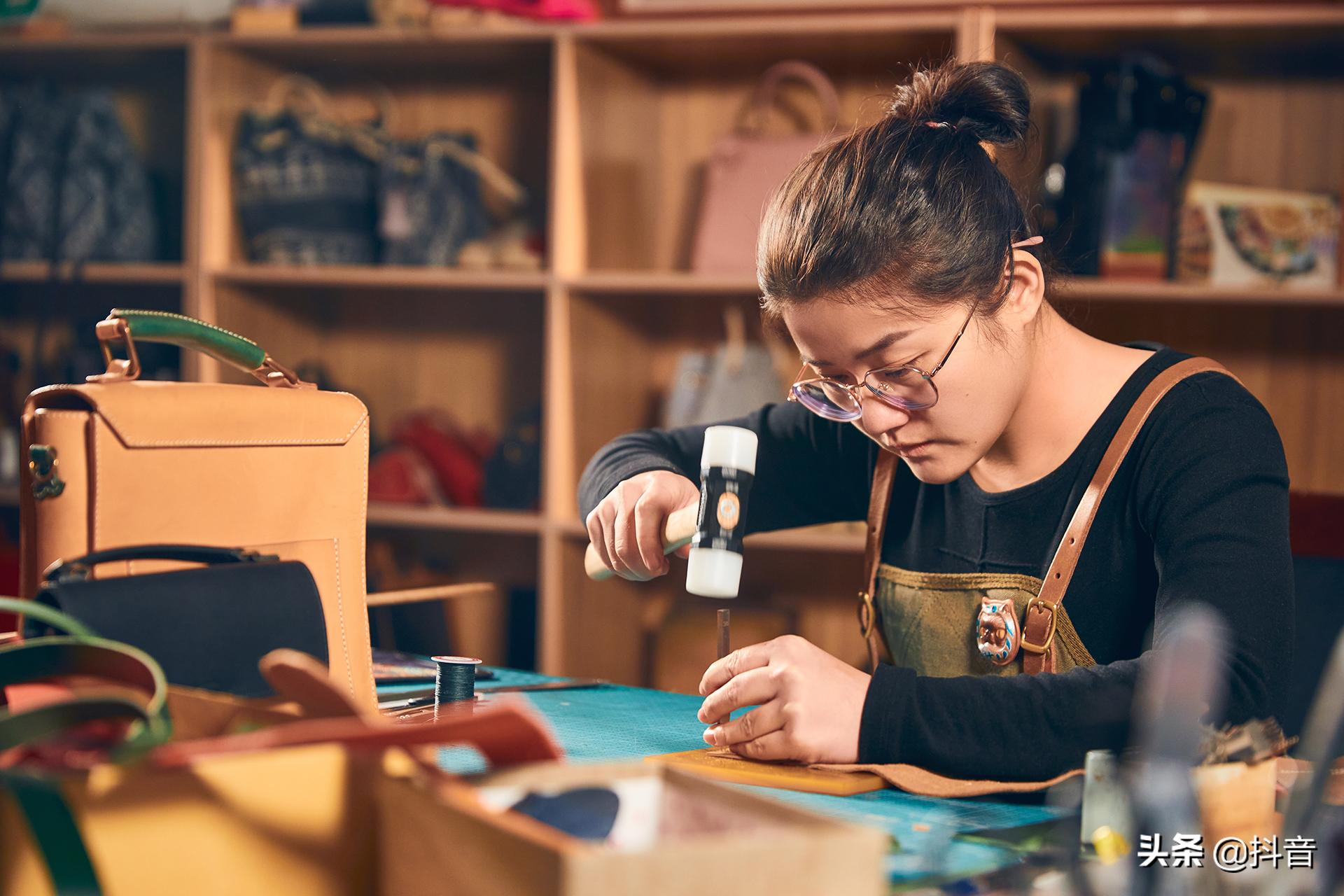 靠着月薪2300逆袭成了百亿富二代,靠着月薪2300逆袭成首富