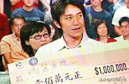 周星驰冲镜头飞吻画面,周星驰飞吻片段