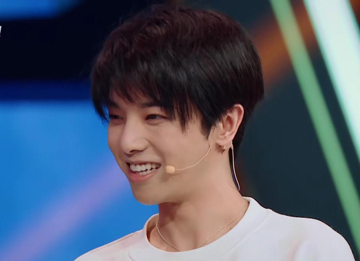 华晨宇“整容”事件再度发酵，流量巨星能否再立人设