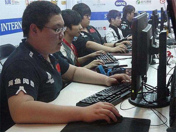 LPL选手本土化刻不容缓，经营模式完全效仿足球，制度并不完善