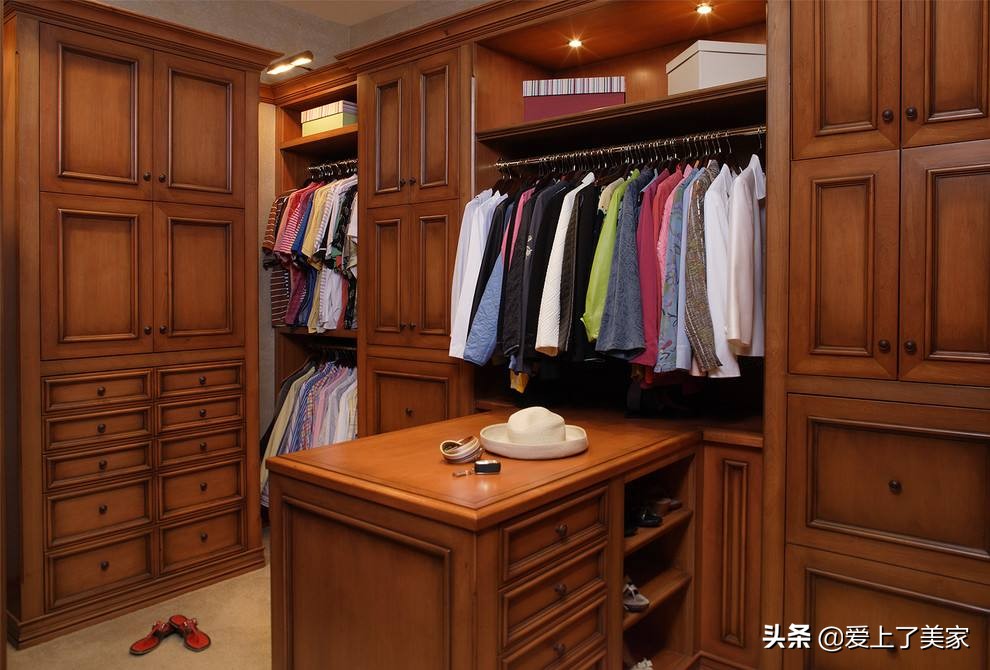 美式装修风格有衣帽间,美式樱桃木衣帽间装修效果图