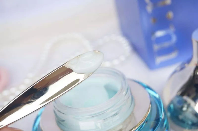 皮肤严重缺水刺痛用护肤品不吸收,皮肤缺水补水为什么会疼