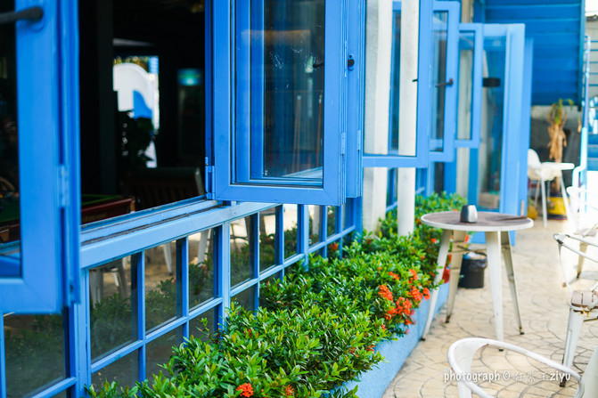 一群年轻人到三亚，摆pose，拍照