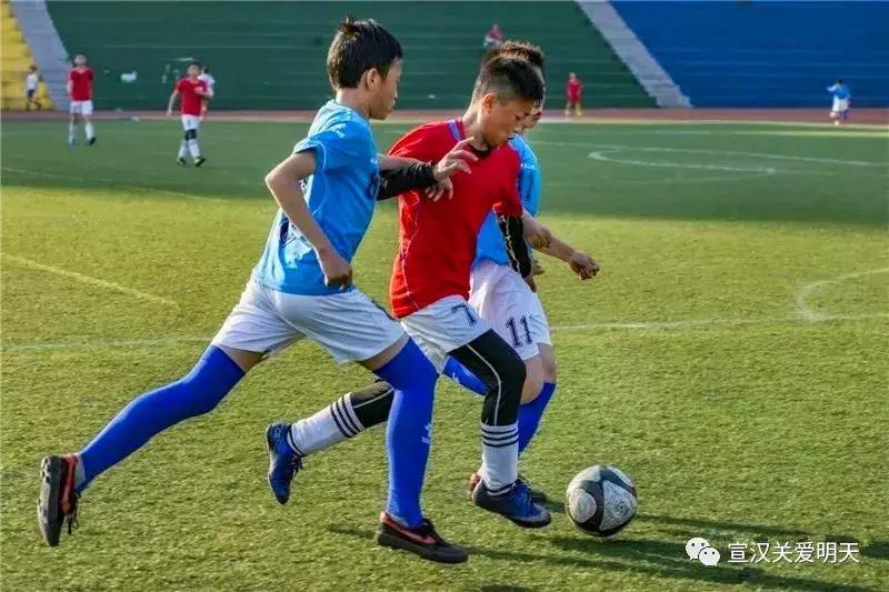 祝贺我校被评为先进学校,四川首批校园足球示范学校