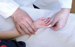 宝宝打嗝儿，亲手推拿宽胸理气、降逆止呃疗效好