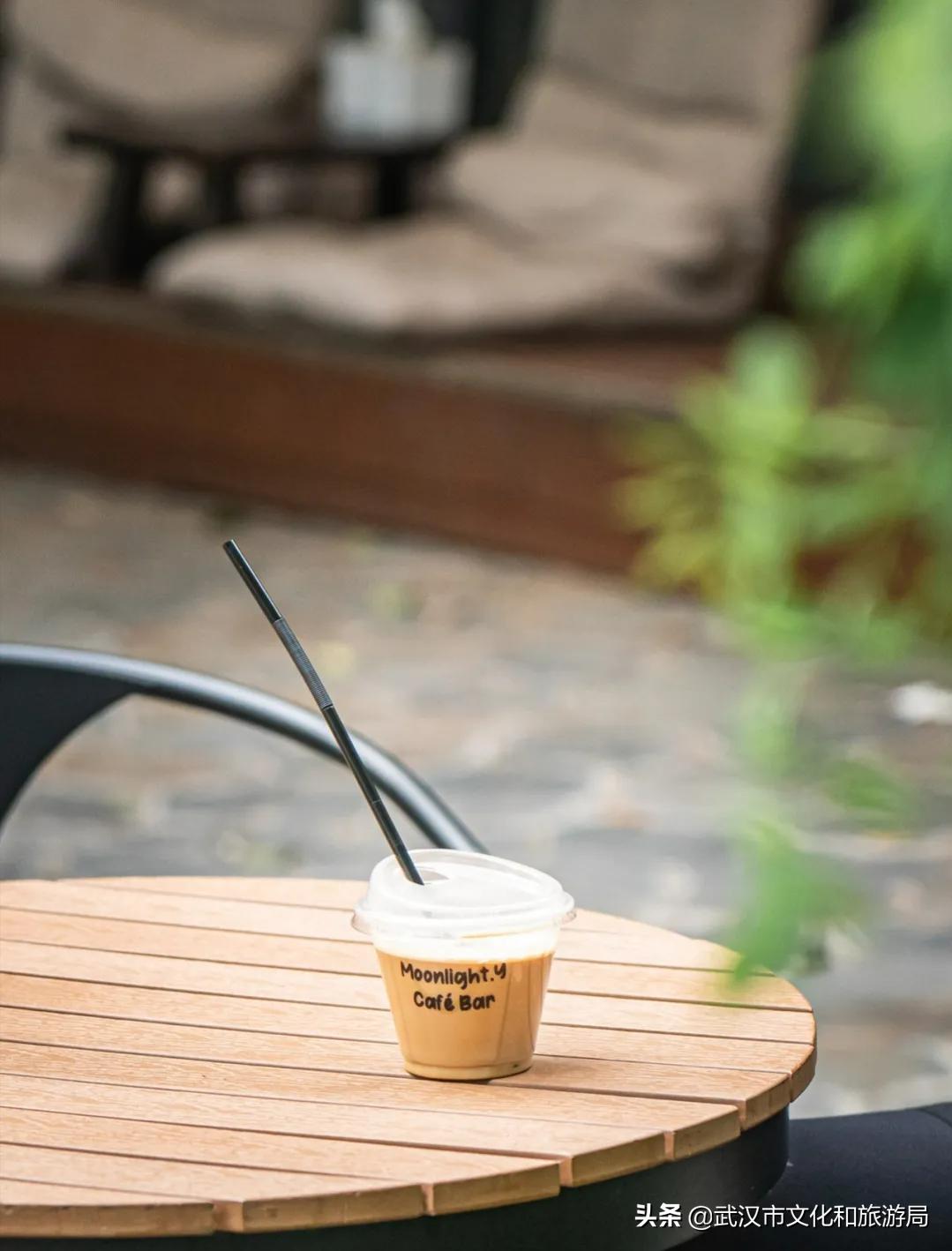 骑车给手机充电,武汉街头给手机充电路灯