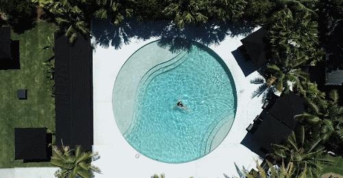 夏日泳池风景,夏日玩水胜地无边际泳池