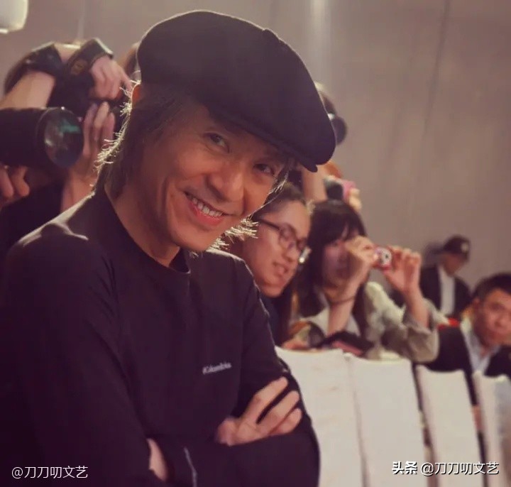 周星驰冲镜头飞吻画面,周星驰飞吻片段