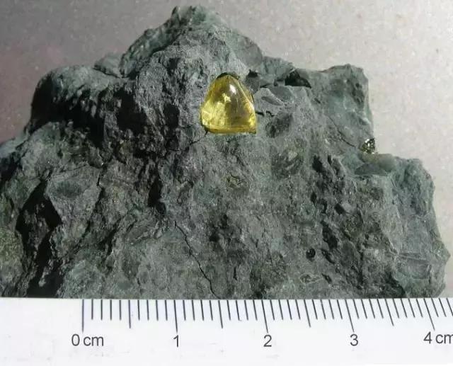 常见岩浆岩鉴别特征图片,常见岩浆岩的认识和鉴定实验报告