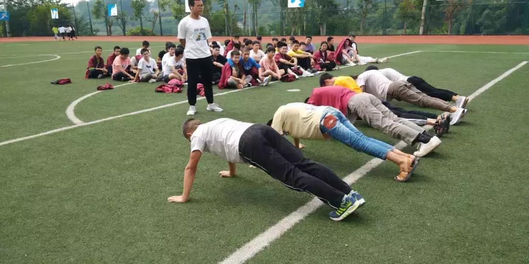 三尺讲台书写桃李芬芳,三尺讲台书写青春芳华