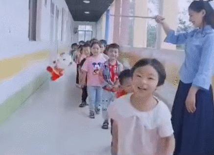 晚饭后和宝宝一起玩,晚饭后与孩子玩