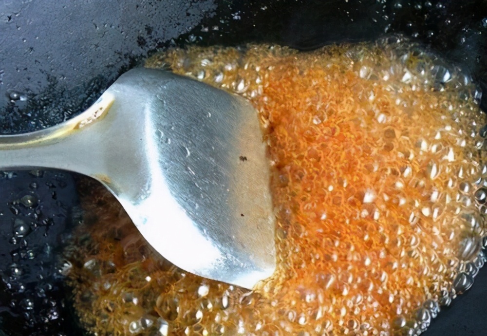 做红烧肉用白糖炒糖色还是冰糖好,炒糖色用白糖教程