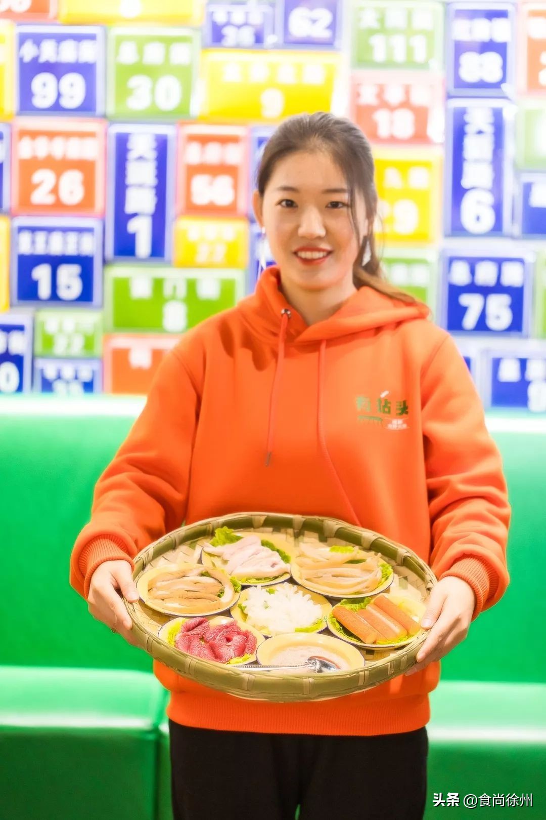 徐州闹市一角，还原了80年代的市井范儿！笸箩上菜，98元吃17样！