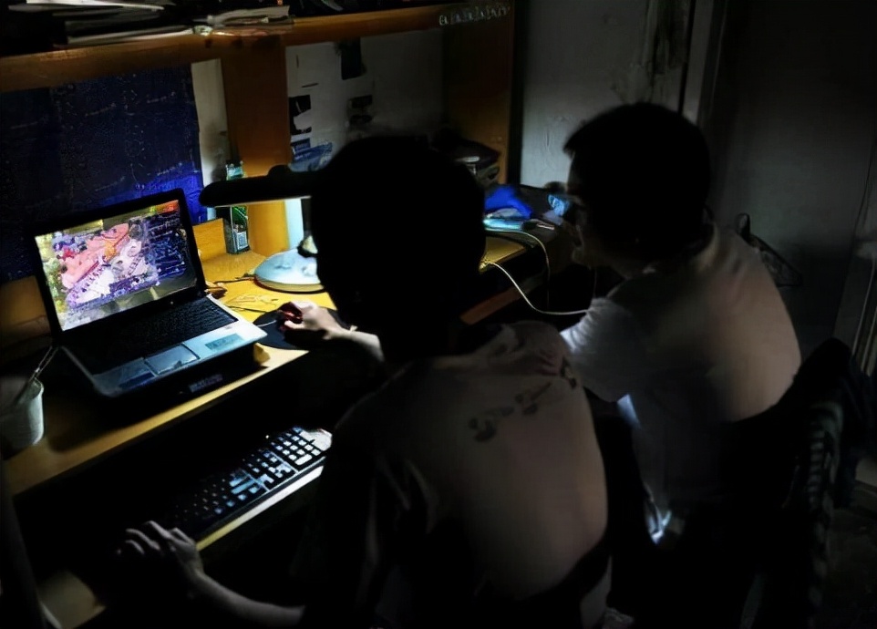 浙江大学生凌晨玩电脑不关灯,凌晨一点半室友不让关灯