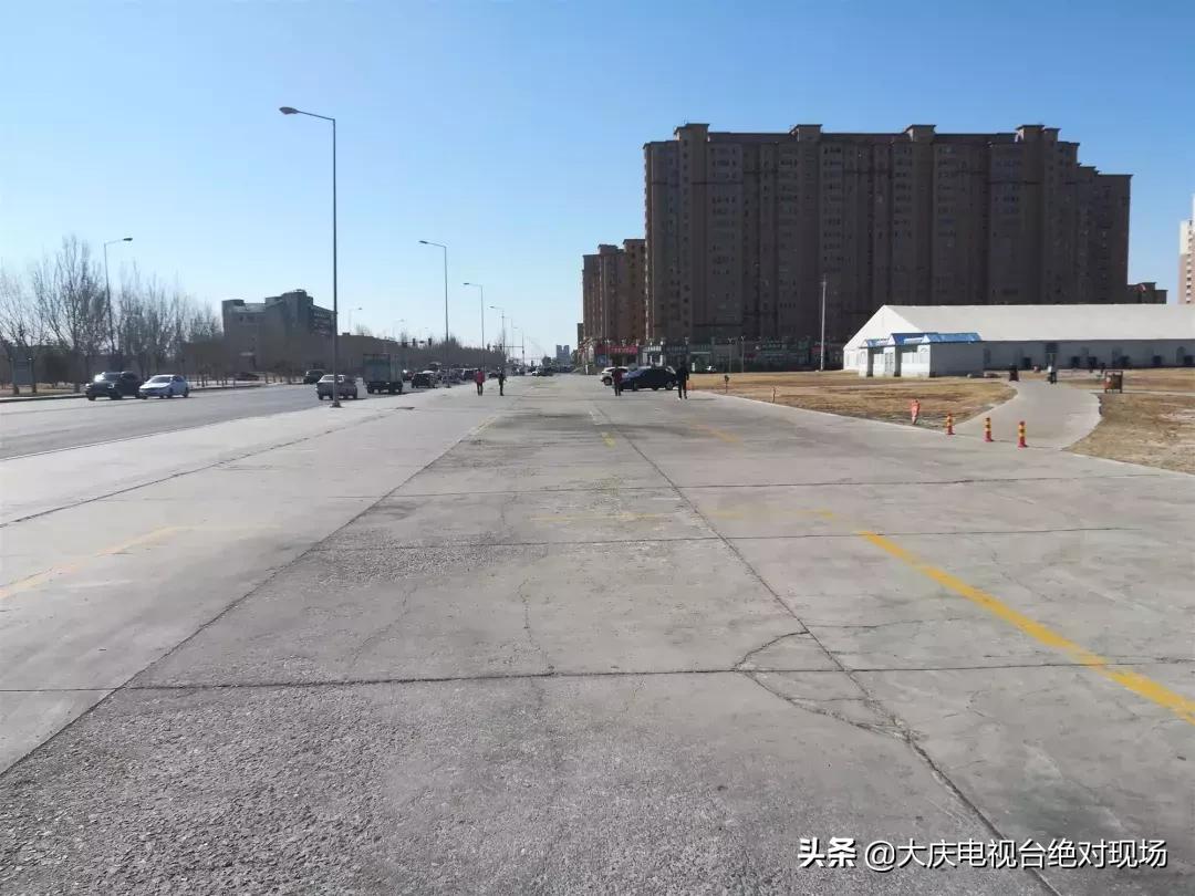 大庆平安驾校湖边停车场内练“倒库”如此练车“平安”吗？