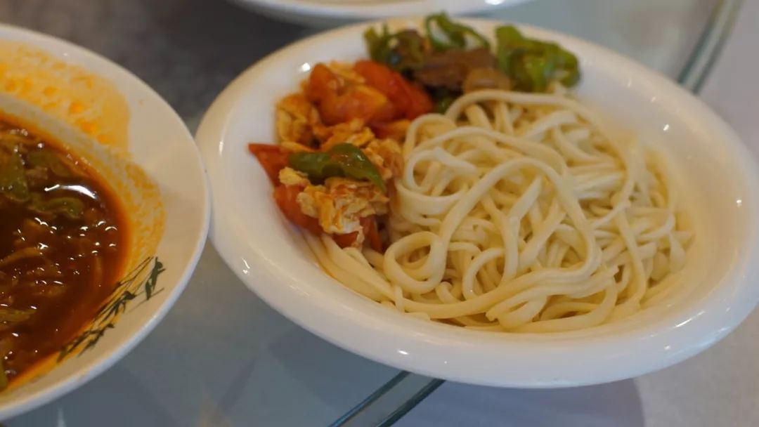 *疆新**早餐美|三步一娜扎，五步一热巴