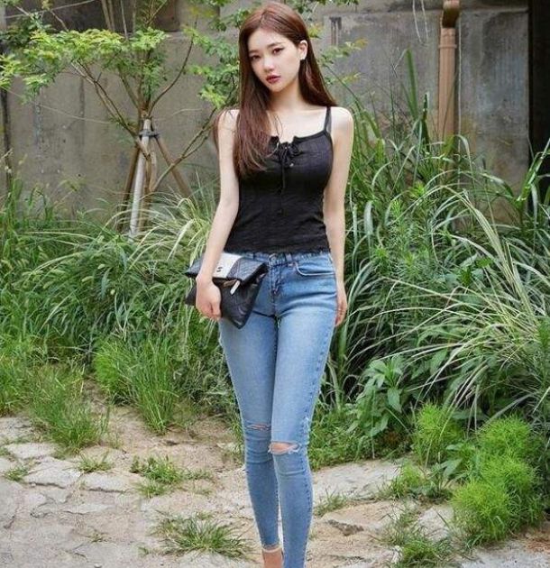 简约牛仔裤穿搭自信大方时尚减龄,紧身牛仔裤甜美穿搭优雅大方