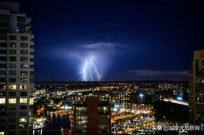 温哥华现最美晚霞+闪电温村秒变梦幻魔法城