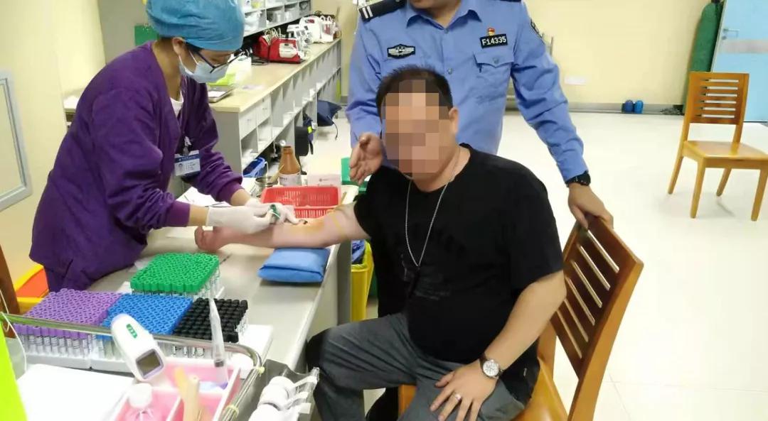 男子一早打尖插队被抓现行,男子插队闹事被抓现场