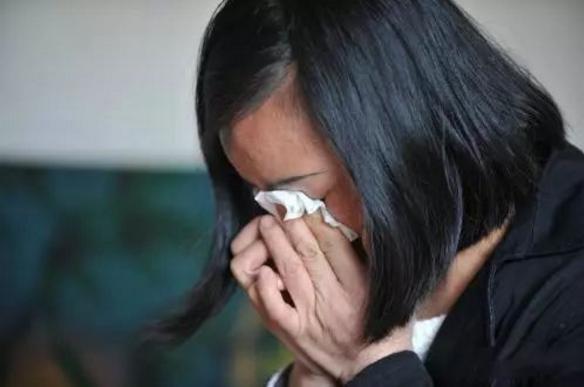 女儿发烧一个劲告诉妈妈屋里有人,11岁孩子发烧胡言乱语