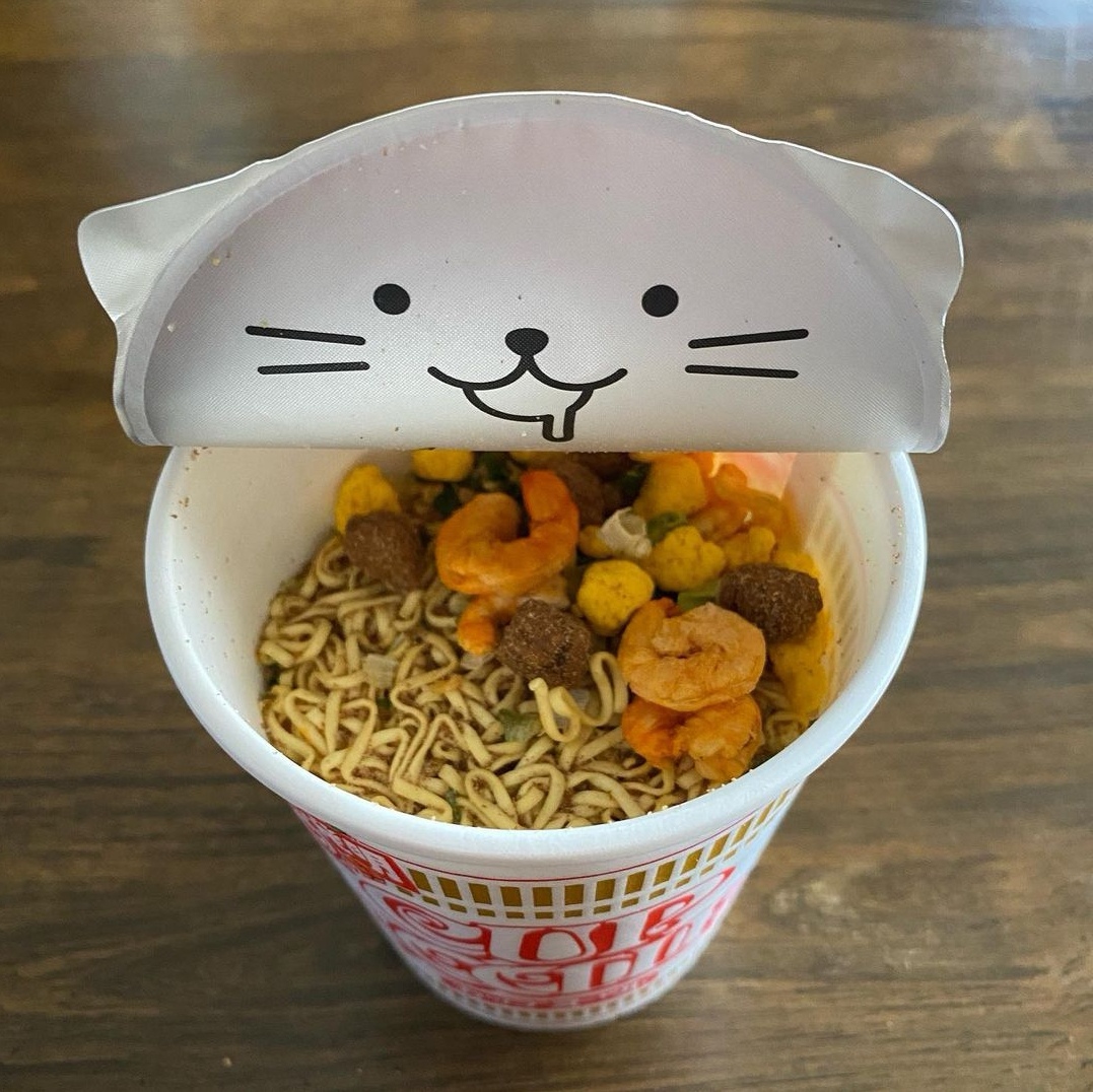 买中隐藏版杯面，居然跟大家买的不一样，网友：把我的期待还回来