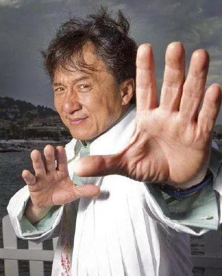 洪金宝老态照片,洪金宝现身街头满头白发