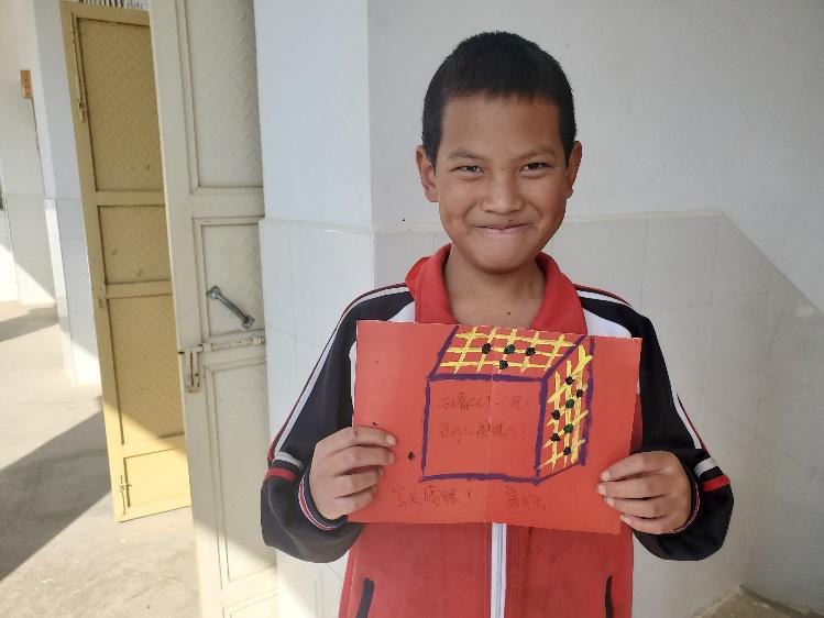 通宵为云南孩童手绘贺卡唐可云老师让黑白围棋炫彩起来