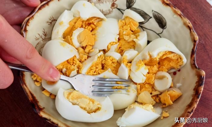 入夏后，少吃猪肉多吃鸡蛋，营养全面易消化，加酱油拌一拌，真香