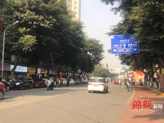 两辆车堵路中间,为缓解交通拥堵提建议