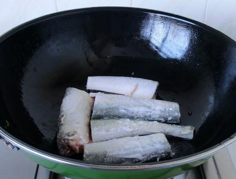 煎鱼时油溅到脸上会留疤吗,煎鱼油溅起来