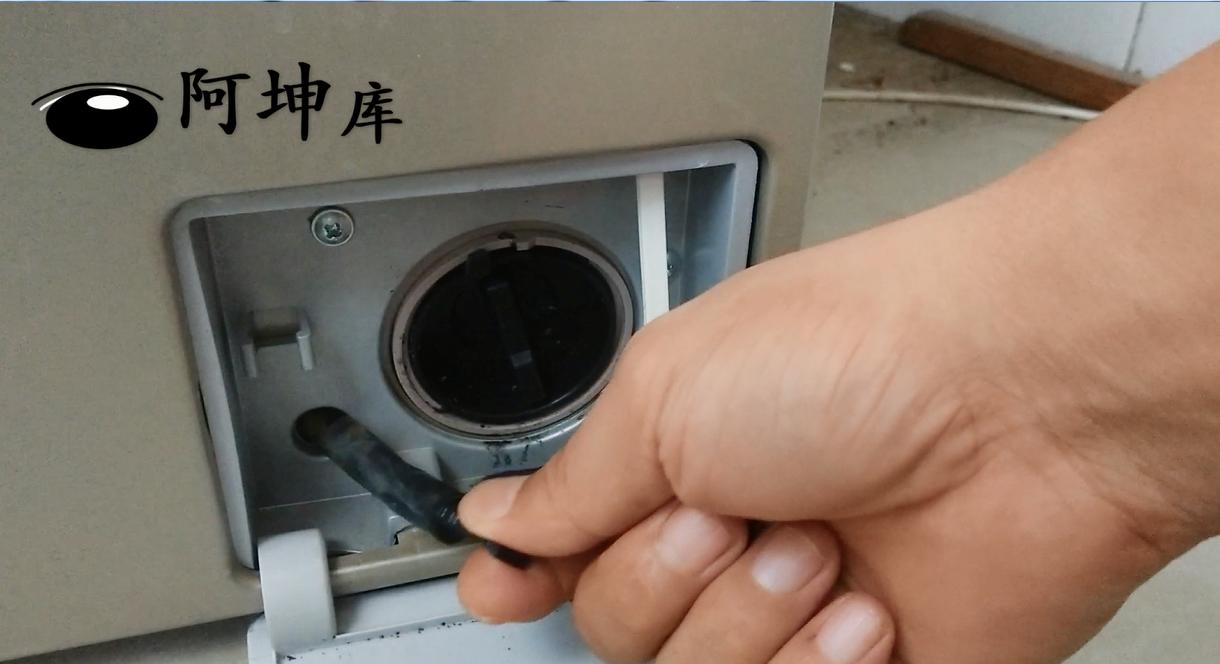 清洗洗衣机时可以打开排污口吗,洗衣机内壁上的脏东西怎么清理