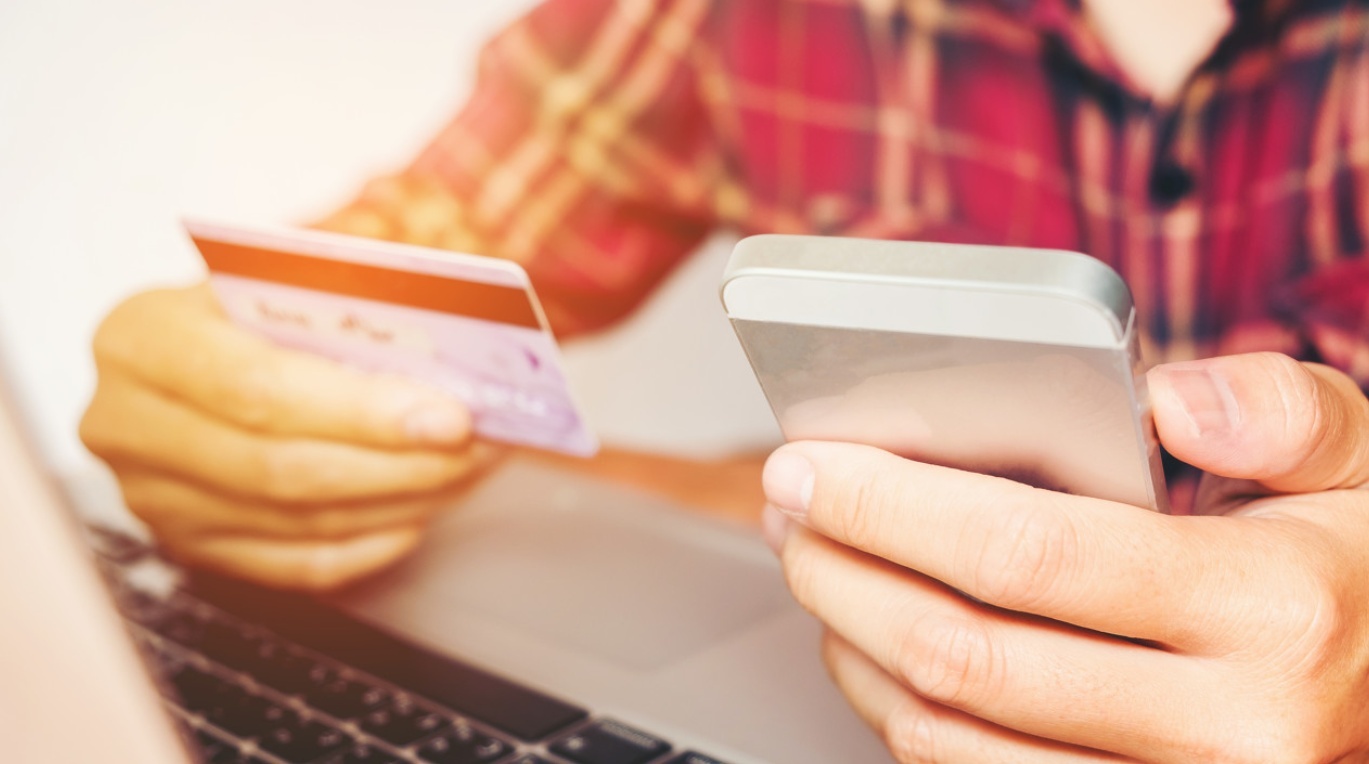 买个小花、刷个游艇,换来一句“谢谢你”,他究竟图个啥?