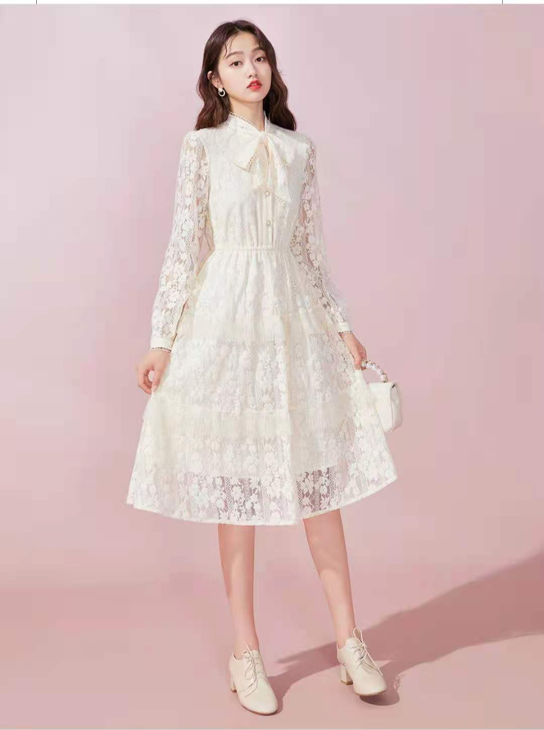 在这个舒适的秋季，穿优雅的长袖连衣裙最时髦，显气质又有女人味
