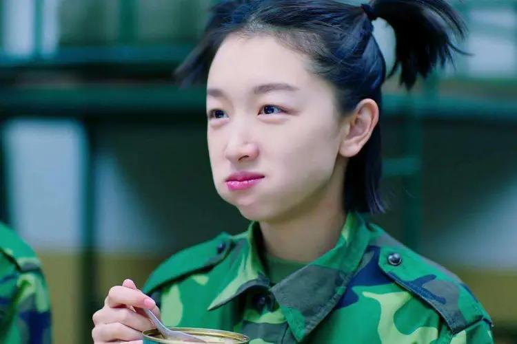 周冬雨父母身份背景被曝光，让人出乎意料。网友：怪不得这么优秀