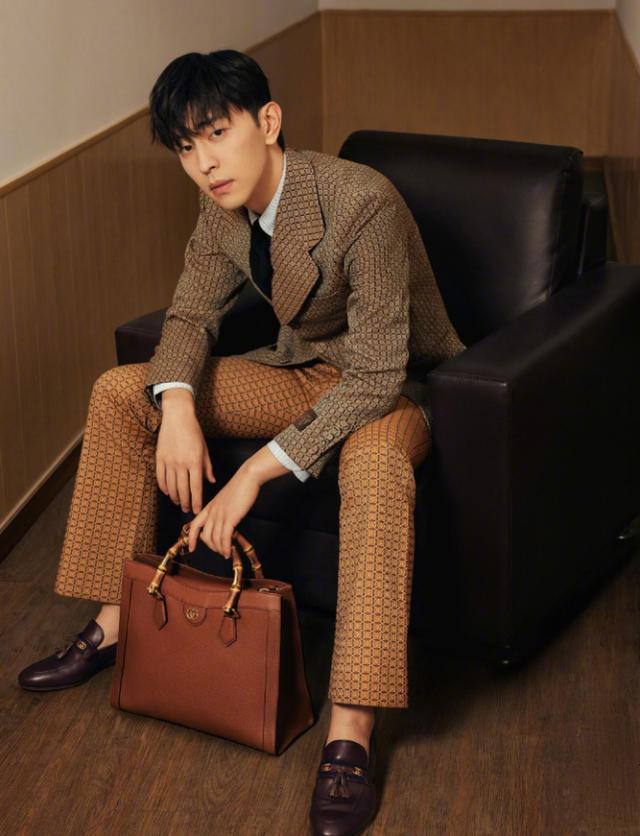 邓伦10分钟走廊大片，卡其色格子西装复古时尚，高级氛围感拉满