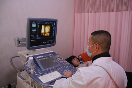 女人做产检揉肚子非常痛苦,产检太痛苦