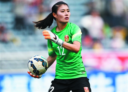 美女门神遗憾落选世界杯，曾因不满主帅突然退役，三次留洋成典范