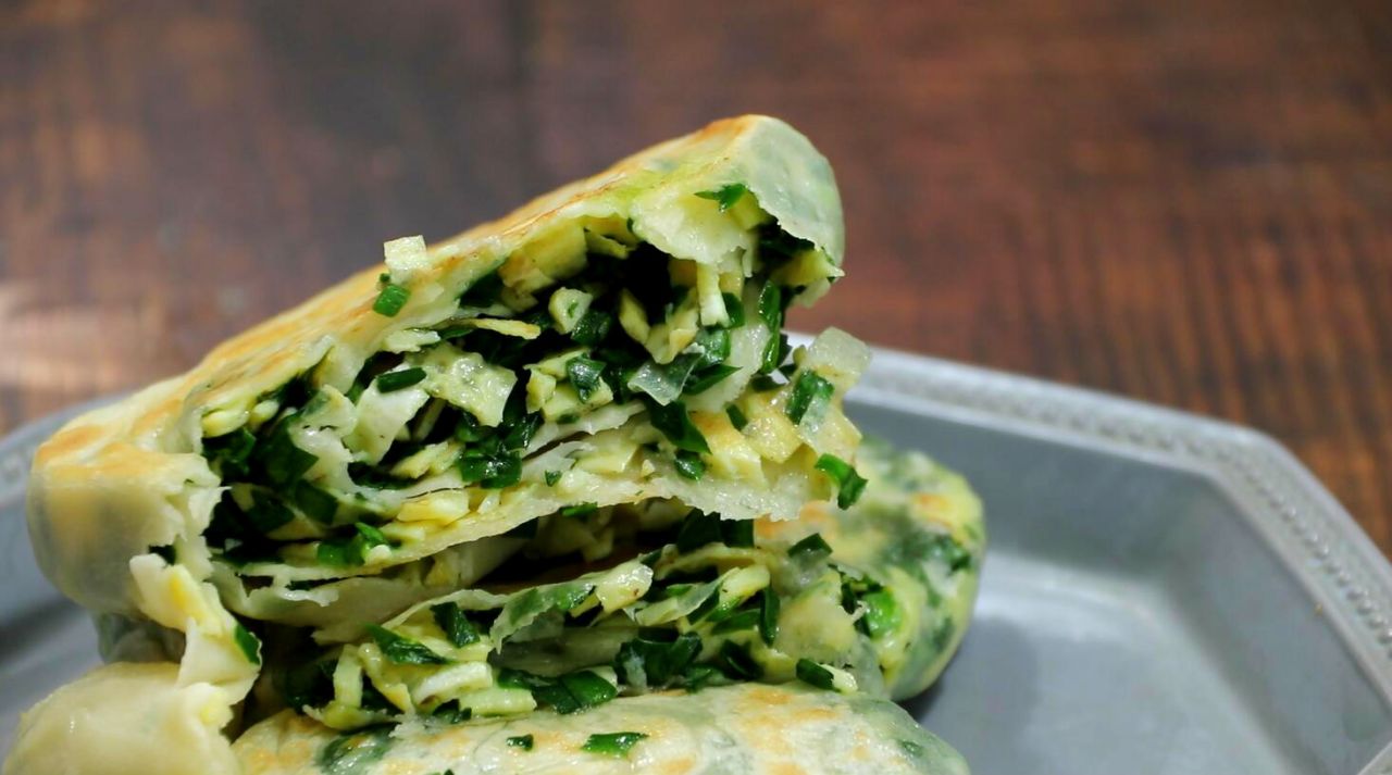 松软韭菜鸡蛋饼的做法,特色韭菜鸡蛋饼的做法