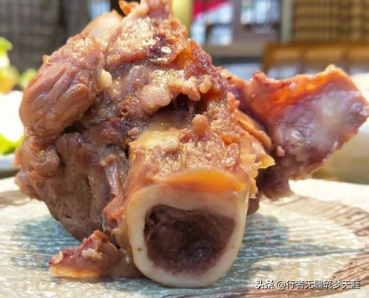 为什么买大骨要十几元一斤，现在很多自助大骨才29一位随便吃？