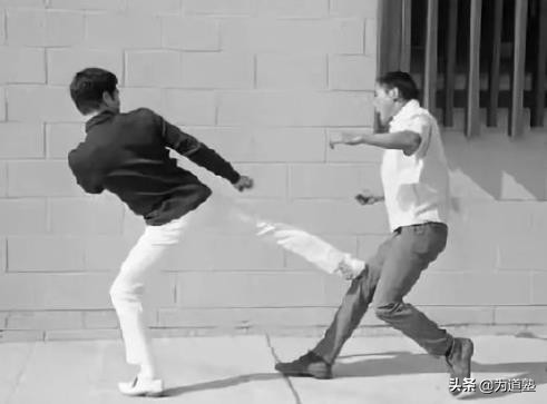 港媒实录|李小龙片场实战自卫：秒杀三名持械袭击者