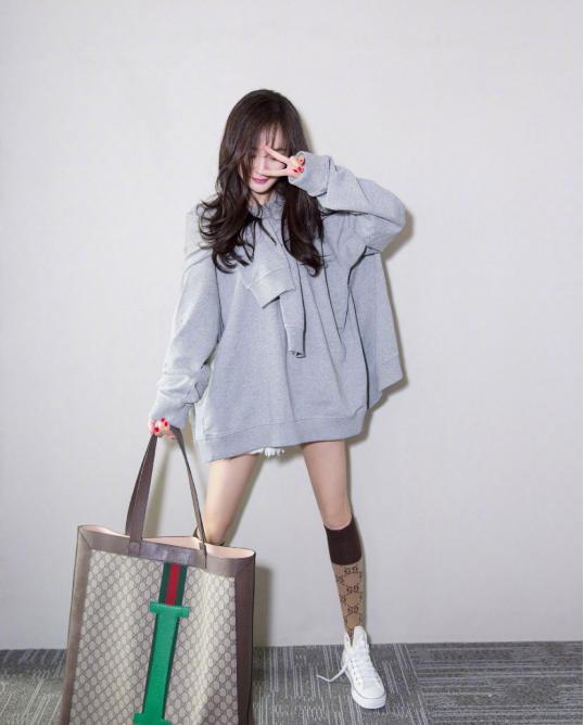 34岁杨幂再现少女感穿搭,杨幂新中式马甲穿搭