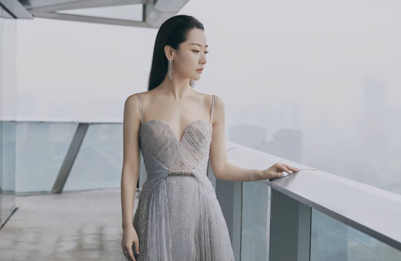 女明星舞台突发礼服事故,韩国女明星礼服意外脱落死亡