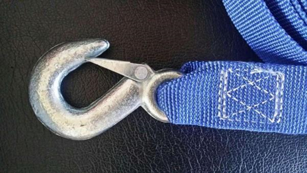 车坏了千万别乱拖,车坏在路上怎么拖车最划算