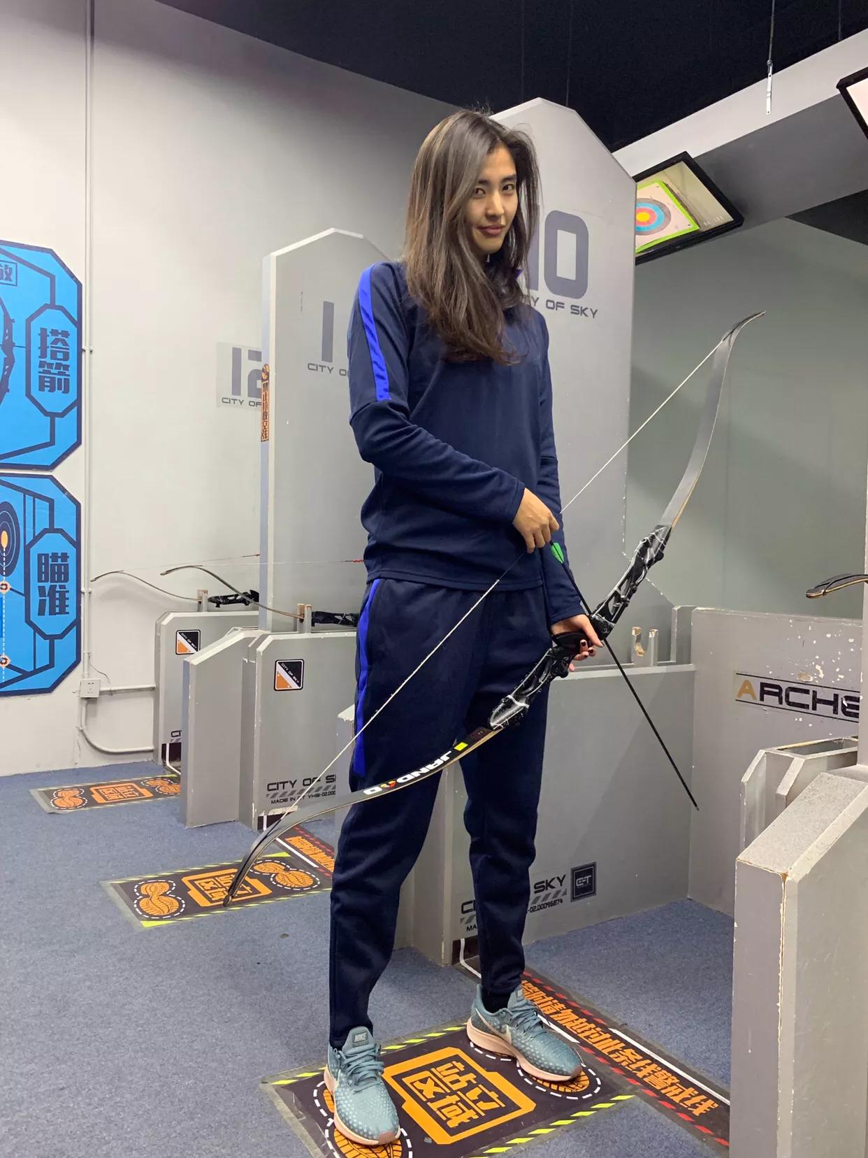 最美门将光脚坐地上，为球迷签名送礼物，卧室朴素，手上纹身亮眼