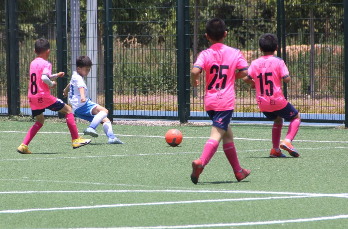 感受乐趣，健康成长：昆明眼科医院第三届校长杯少儿足球赛开赛