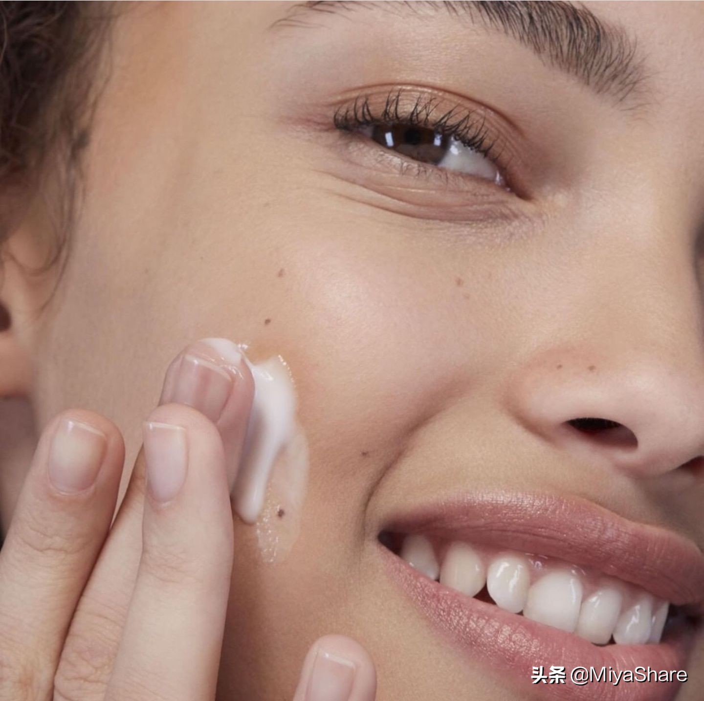 防晒底妆不卡粉技巧,什么防晒和底妆不打架